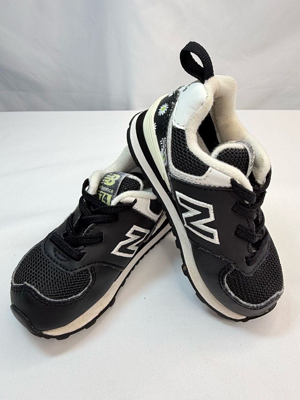 New Balance 574 Little Kids (Toddler) Size 5 Black & White Daisy Sneakers EUC